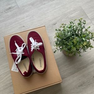 Divided sneaker in burgundy color
